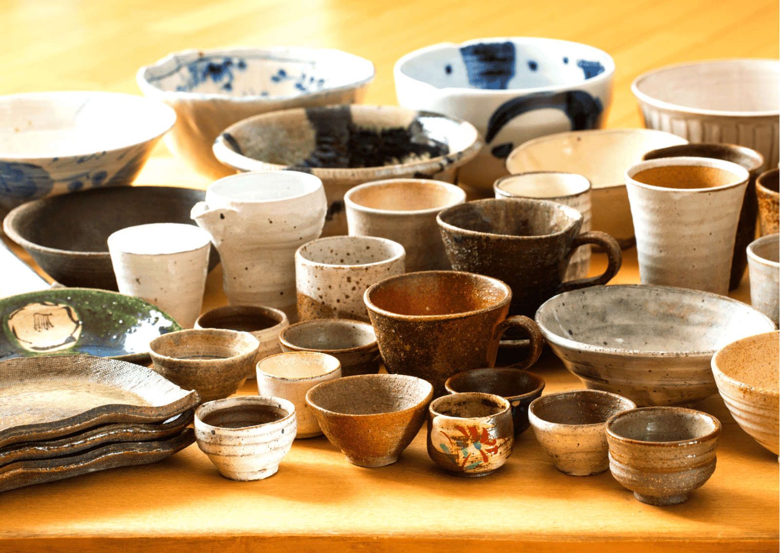 Japanisches Geschirr - viele verschiedene große und kleine Schüsseln