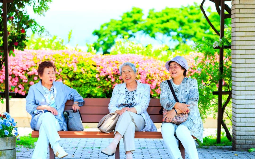 Ältere japanische Damen sitzen auf der Bank