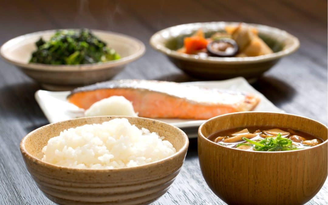 Japanisches Essen nach dem Ichiju-Sansai-Prinzip
