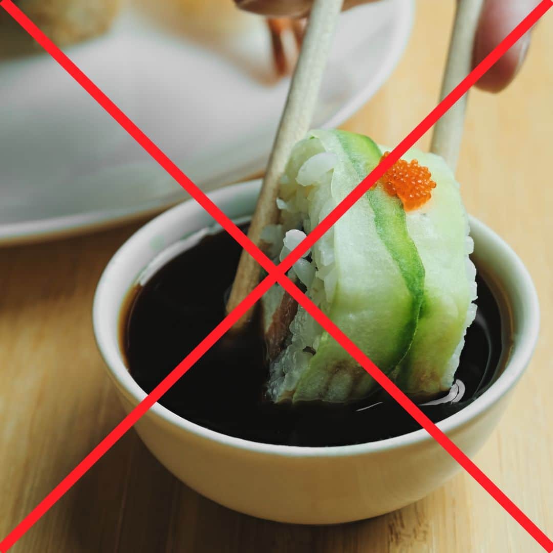 Sushi in zu viel Soja Sauce zu tauchen gilt als unfein