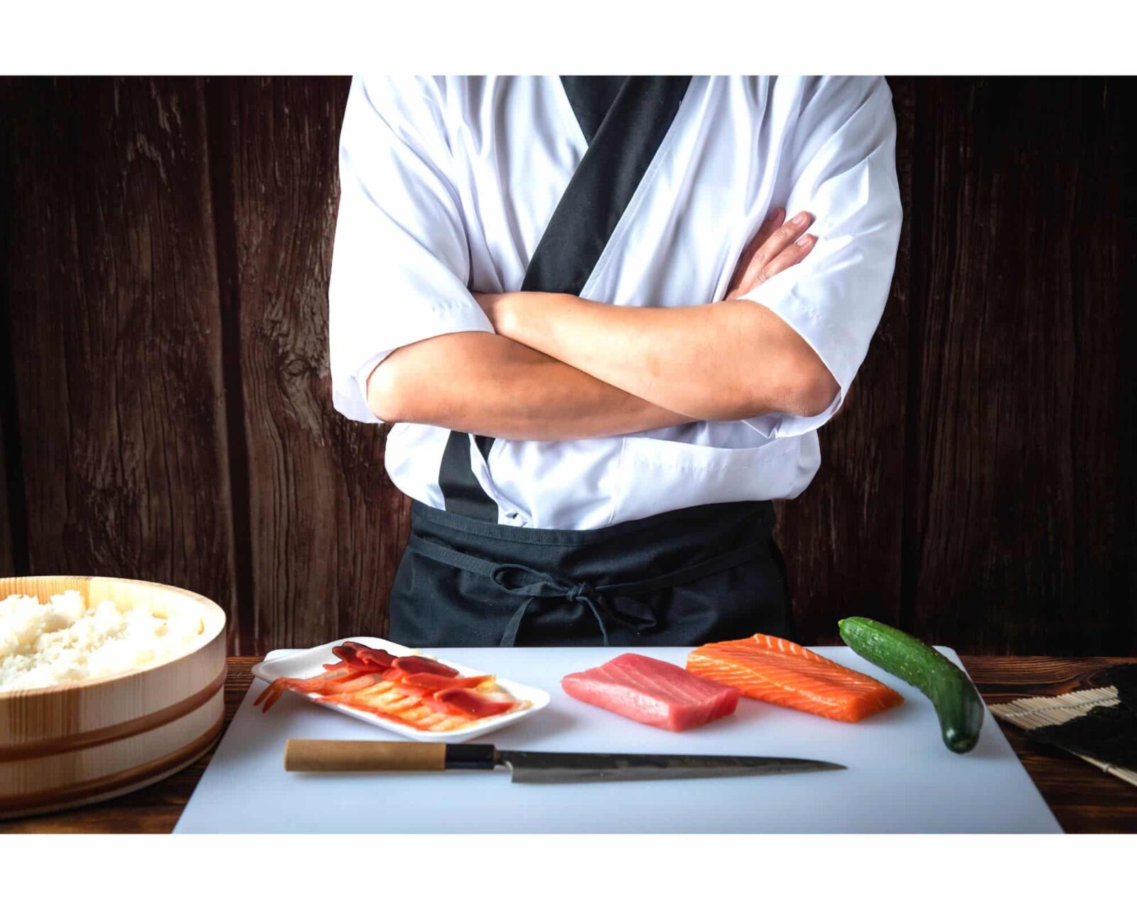 Sushi Chef mit rohem Fisch